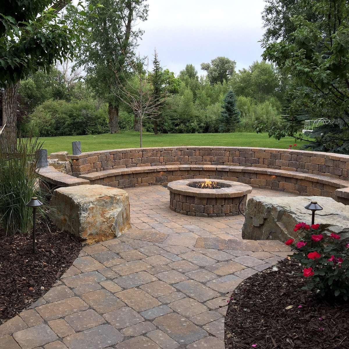 Retaining wall with seating around fire pit