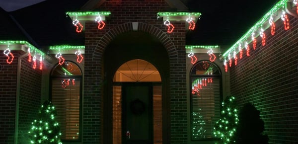 House decorated with linkable holiday lights